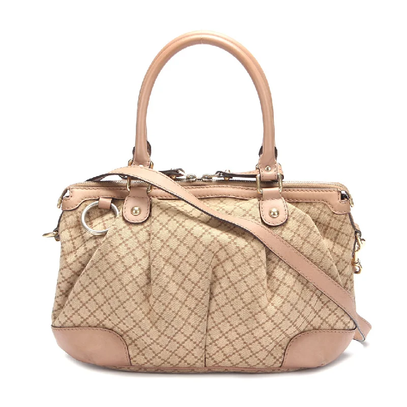 Women Gucci bags with a chain - link trim and a leather bodyGucci  Handbag