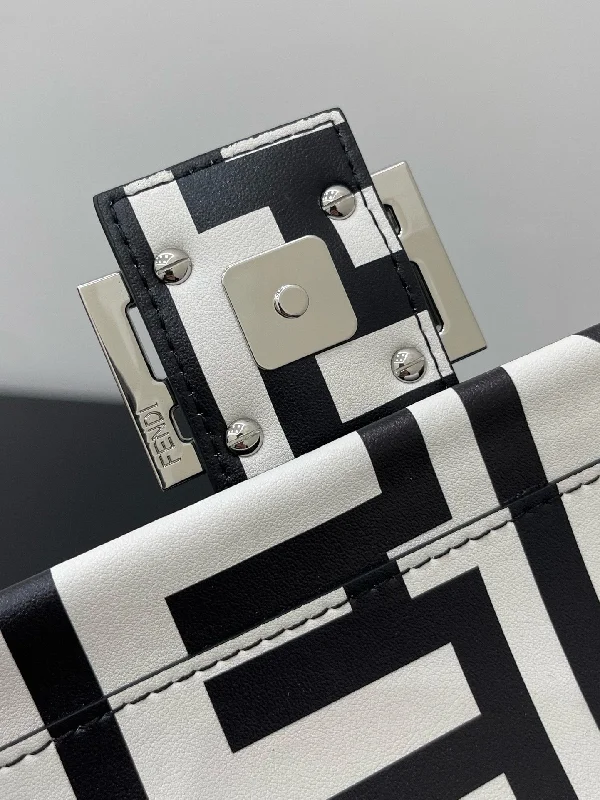 Fendi By The Way bags with a laser - cut leather detail for a modern and intricate lookFendi Luxury Bag - FED - 082