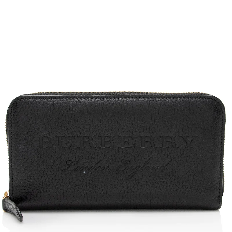 Faux Fur Trimmed Burberry Bags for WinterBurberry Embossed Grainy Calfskin Zip Around Wallet (SHF-qMp2HV)