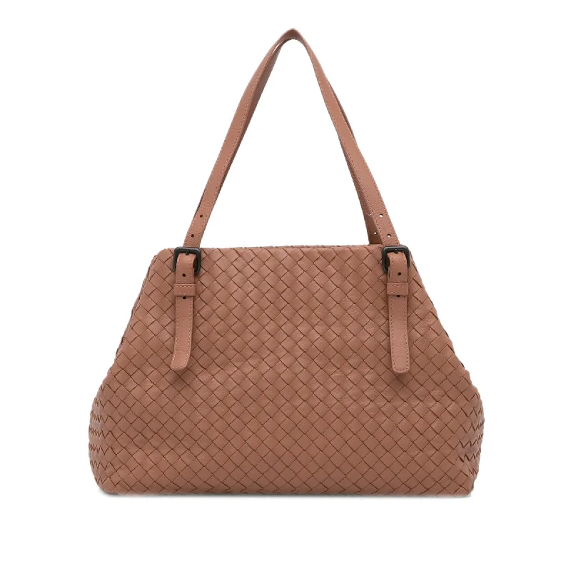 Bottega Veneta bags with tassel embellishmentsBottega Veneta Medium Intrecciato Cesta (SHG-eN7nVh)